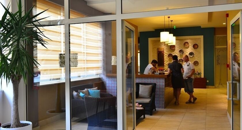 Side Crown Serenity Hotel