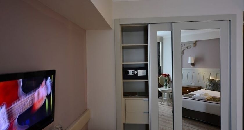 Side Crown Serenity Hotel