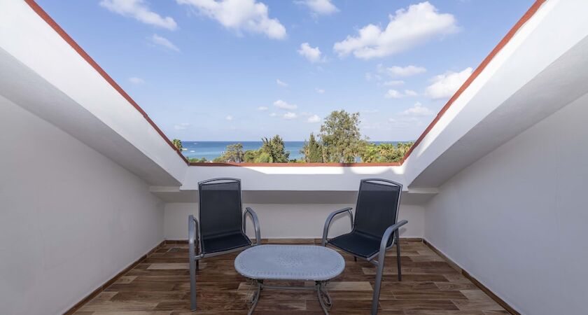 Armas Green Fugla Beach