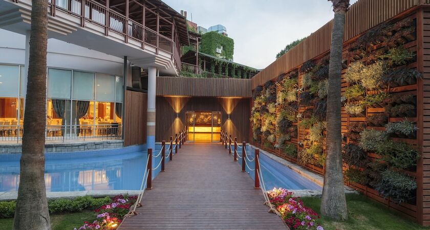 Alva Donna World Palace